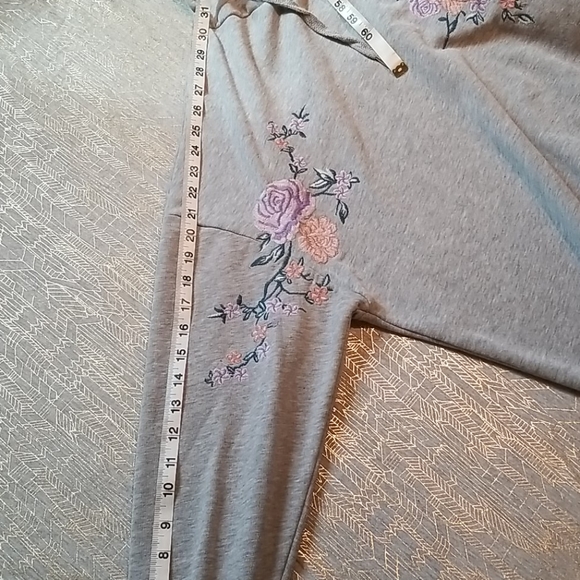 ✅SOLD✅H&M embroidered hoodie size L - Picture 7 of 8